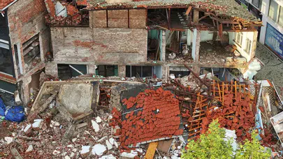 Balıkesir Sındırgı’da meydana gelen 6.1’lik deprem sonrası 3 bina yıkıldı, 19 kişi yaralandı