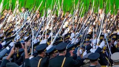 Teğmenlerden tepki: ‘Atatürk fotoğrafı takmayanların mesleğe iadesi kabul edilemez’