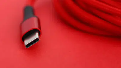 Tüketici tepkili: O marka şarj kablosunu da kutudan çıkardı!