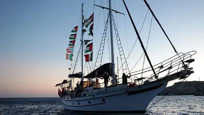 Doğu Akdeniz’de insani yardım operasyonu: 11 kişi karaya tahliye edildi