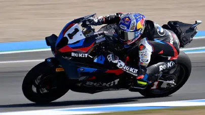 Toprak Razgatlıoğlu, İspanya Superbike yarışında skandal temasla yarış dışı kaldı