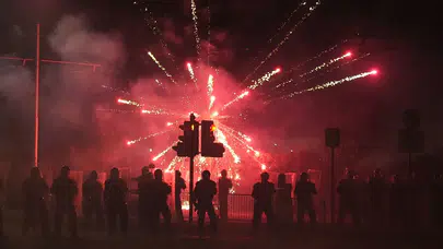 Dublin’deki göçmen karşıtı protestolarda 2 polis yaralandı, 23 kişi gözaltında!