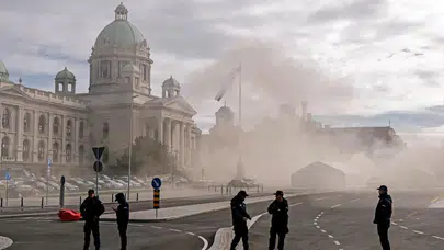 Sırbistan'da Vucic destekçilerinin çadırına silahlı saldırı düzenlendi: 1 kişi ağır yaralı