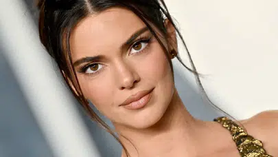 Kendall Jenner, Paris Moda Haftası’nda transparan elbisesiyle büyüledi
