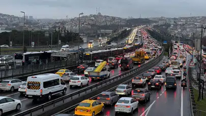 İstanbul'da yağış trafiği felç etti: Yoğunluk yüzde 80'i buldu!