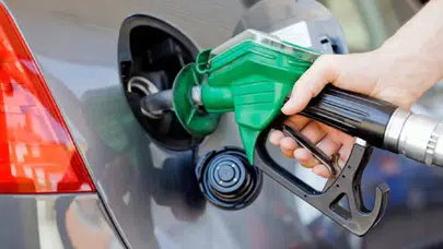 Benzine bir zam daha: Fiyatlar 54 lirayı aştı