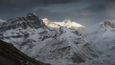 Nepal'in Yalung Ri Dağı'nda meydana gelen çığ felaketinde 7 kişi hayatını kaybetti