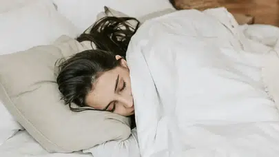 Uzmanlar uyardı: O pozisyonda uyumak kalıcı sinir hasarına yol açabilir