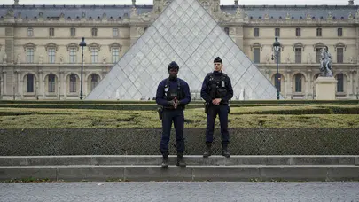 Louvre Müzesi'nde gerçekleştirilen soygunda bir gözaltı daha! 8 değerli mücevhere ise hala ulaşılamadı
