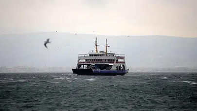 Gökçeada ve Bozcaada feribot seferlerine fırtına engel oldu