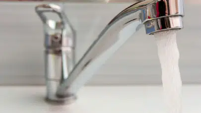 Kireç lekesini saniyeler içinde çözen doğal karışım: 2 malzeme yetiyor!