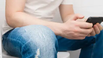 Tuvalette telefon kullanmak hemoroid riskini artırıyor: Uzmanlardan 5 kritik uyarı