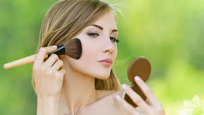 Cildinizi daha yaşlı gösteren 9 makyaj hatası: Genç görünüm için bunlardan kaçının!