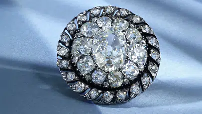 Napolyon’un Waterloo’dan kalan elmas broşu Cenevre’de 3,5 milyon frankın üzerinde satıldı