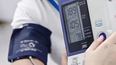 Kronik ağrı, yetişkinlerde yüksek tansiyon riskini belirgin şekilde artırıyor