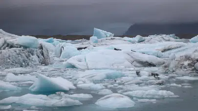 Grönland’ın altında saklı gerçek ortaya çıktı: Buzlar neden daha hızlı eriyor?