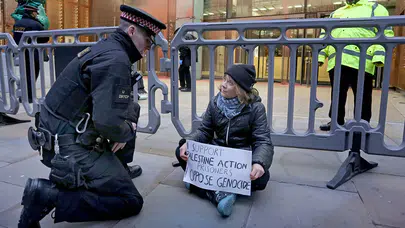 Aktivist Greta Thunberg, Londra'daki Filistin eyleminde gözaltına alındı
