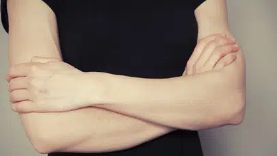 Kolları kavuşturmak sandığınız gibi değil: Uzmanlara göre bu hareketin altında çok daha fazlası var