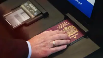 AB’nin yeni pasaport sistemi sınıfta kaldı: Havalimanlarında saatler süren kuyruklar