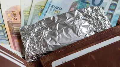 Cüzdanda alüminyum folyo dönemi: Hem koruma hem psikolojik rahatlama