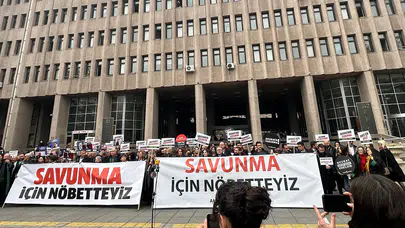 Avukatlar 'Savunma Nöbeti'nde: “Hukuk işlemiyorsa bu ülkede hiçbir şey işlemiyor demektir”
