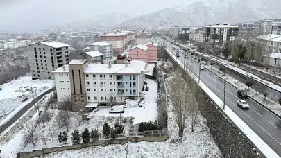 Bitlis kışı erken karşıladı: 1 günlük kar tatili