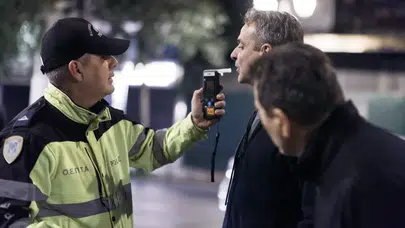 Yunanistan başbakanı Miçotakis çevirmeye girdi, alkol testini bizzat denedi