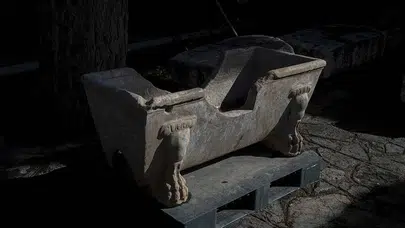 Romalı seçkinlerin kullandığı mermer küvet çeşme yalağına dönüştürülmüş