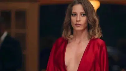 Serenay Sarıkaya’nın sıra dışı stili yine olay oldu: Bu kez ayakları gündemde