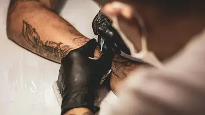 Vücudunuzdaki dövme cilt kanseri riskini artırıyor mu?