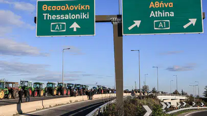 Yunanistan'da sokağa inen çiftçiler Atina-Selanik yolunu ulaşıma kapadı!