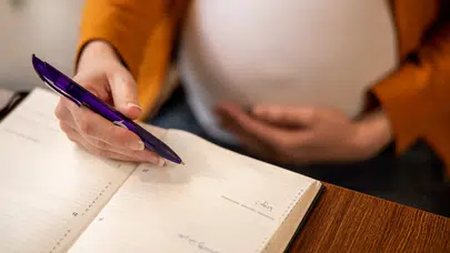 Doğum izni 24 haftaya çıkıyor: Koruyucu ailelere de ilk kez izin geliyor