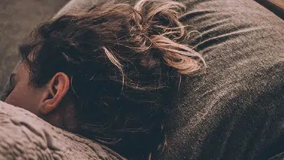 Gece kapıyı açık uyuyanlar dikkat: Bu alışkanlık karakteriniz hakkında sandığınızdan fazlasını söylüyor