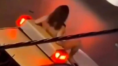 İran'da çıplak kadın protestocu, polis arabasının üzerine oturarak eylem yaptı!