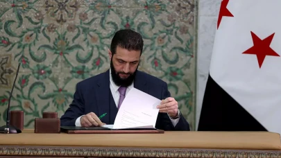 Suriye Geçici Hükümeti Cumhurbaşkanı Ahmed Şara, geçici anayasa bildirgesini imzaladı