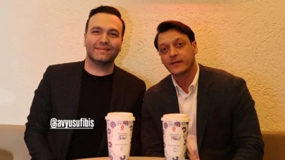 Mesut Özil boykot listesinde olan Espressolab'de kahve içti!