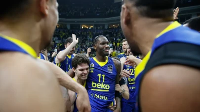 Son saniye üçlüğüyle Paris'i deviren Fenerbahçe Beko play-off'a kalmayı garantiledi