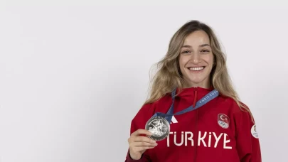 Buse Naz Çakıroğlu, Dünya Boks Şampiyonası'nda gümüş madalya kazandı