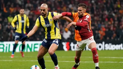 Son dönemde oynanan Fenerbahçe - Galatasaray derbilerinde kartlar havada uçuşuyor