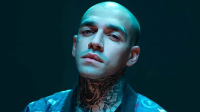 Ezhel, sahnesine fırlatılan kırmızı iç çamaşırına kayıtsız kalmadı! Yaptığı hareketle hayrete düşürdü