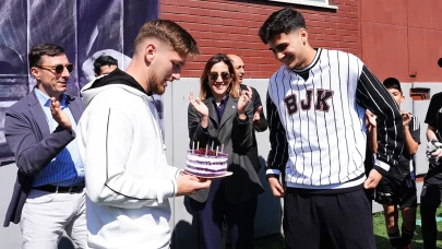 Beşiktaşlı futbolculardan akademi sporcularına 23 Nisan sürprizi