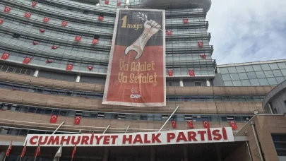 CHP Genel Merkezi'ne "Ya adalet ya sefalet" yazılı 1 Mayıs pankartı asıldı