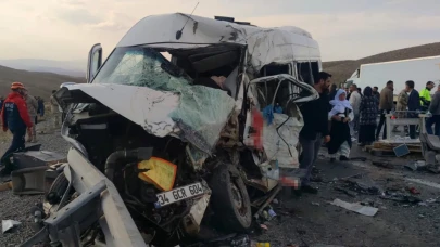 Van’ın Gürpınar ilçesinde feci kaza: Ölü ve yaralılar var