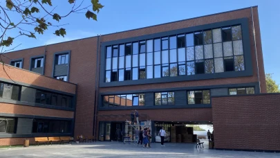 Kadıköy Anadolu Lisesi öğrencilerinden öğretmenleri için protesto