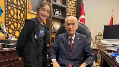 Bahçeli’ye ziyaret eden 12 yaşındaki Ahen Dora, Roblox yasağının kaldırılmasını talep etti