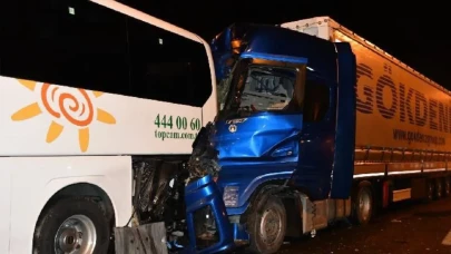Bilecik't TIR, tur otobüsüne çarptı: Çok sayıda yaralı var!
