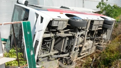 Antalya'da turistleri taşıyan midibüs devrildi: 19 yaralı var