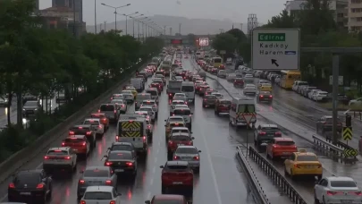 Yağmurlu hava İstanbul'da yine trafiği felç etti: haftanın ilk gününde yüzde 80 trafik yoğunluğu
