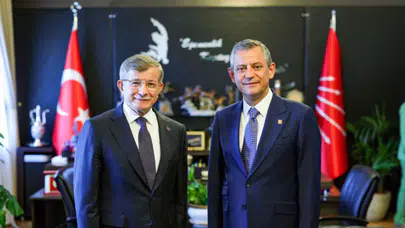 CHP lideri Özgür Özel ile Gelecek Partisi Başkanı Ahmet Davutoğlu TBMM’de kritik görüşmede bir araya geldi