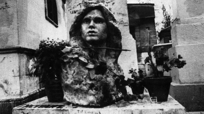 Jim Morrison'ın 37 yıl önce mezarından kaybolan mermer büstü Paris'te bulundu